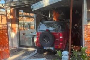 Viale Roma a Massa: sfonda la vetrina di una pizzeria con il fuoristrada