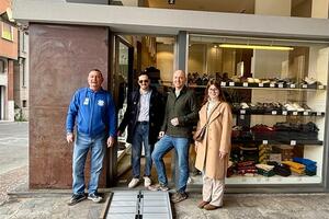 Diciassette pedane per l'accesso dei disabili consegnate da Luccasenzabarriere ODV ai negozi di Massa