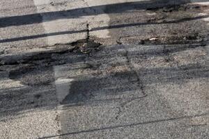 Via Monteverde dissestata e pina di buche: la segnalazione del consigliere Caffaz