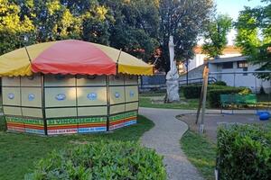 Celebrazioni per la Liberazione il 24 aprile e ad Avenza, davanti al monumento del Partigiano, oggi, c'è una giostrina  della Fiera di San Marco