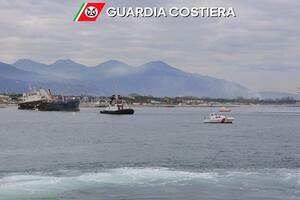 Finalmente rimossa la Guang Rong dal pontile di Marina di Massa