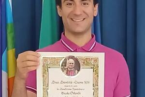 Un traguardo speciale celebrato con la Benedizione Apostolica: Nicola Orlandi riceve la pergamena del Papa per i suoi 30 anni