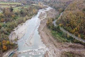 Intervento del Consorzio di bonifica sul torrente Taverone a Licciana: rimosse le piante che ostruivano il corso d&#039;acqua