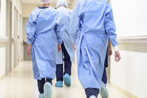 Picchia un&#039;infermiera all&#039;ospedale delle Apuane: arrestato