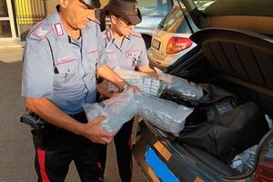 Trovata a Marina di Massa con 140 chili di droga per un valore di un milione di euro: arrestata dai carabinieri donna marocchina