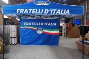 Gazebo di Fratelli d&#039;Italia con i candidati alle regionali in piazza Betti a Marina di Massa venerdì 19 settembre
