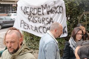 Protesta delle famiglie sotto al comune di Carrara per la chiusura dello spazio Verde Magico
