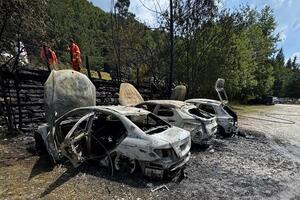 Ferragosto di fuoco a Campocecina: tre auto incendiate e danni ad altre tre