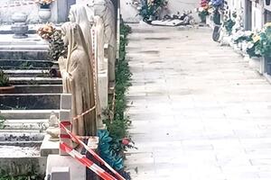 Crollano le lastre dei loculi, paura al cimitero di Forno: la denuncia dei consiglieri del Pd