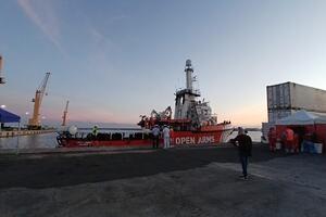 Open Arms: concluso nella notte lo sbarco a Marina di Carrara Tutti i migranti sono già partiti per i centri d’accoglienza