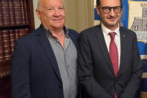 Maglia dedicata alla prevenzione e sicurezza affidata al questore Santi Allegra: nuova sinergia per il Giro della Lunigiana