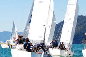 Campionato di Primavera J24 di Vela al Club Nautico di Marina di Carrara:  risultati e classifica dopo le prime due manches