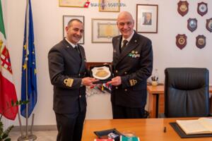 L&#039;ammiraglio Canu in visita alla Capitaneria di Porto di Marina di Carrara