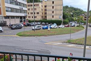 Marciapiedi pericolosi e auto a tutta velocità davanti all'asilo nido: un cittadino fa un esposto alla polizia per segnalare le criticità di via Erevan a Carrara