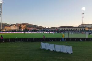 Una buona Carrarese vince 1-0 contro il Cosenza, con un gol da cineteca