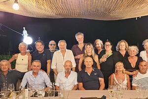 Dopo cinquant'anni si ritrovano gli ex alunni della "Giacomo Leopardi" di Avenza