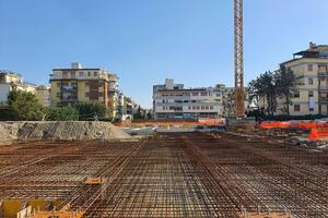 Ferro non zincato nel cantiere della scuola Buonarroti: il consigliere Mirabella sottolinea i ritardi, gli aumenti di spesa e le mancate risposte dell’amministrazione
