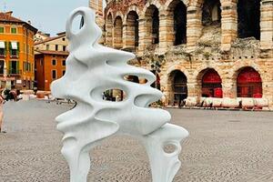 Dal centro storico di Carrara a quello di Verona Le opere di White Carrara ‘invadono’ la città di Giulietta e Romeo