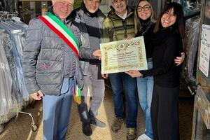 Aulla celebra la storia del commercio locale: consegnata una pergamena alle Sorelle Donati per i 30 anni di attività