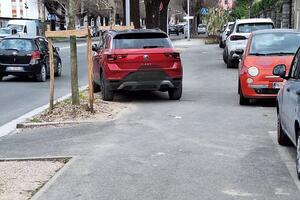 Marciapiedi nuovi sul viale XX Settembre a Carrara, ma senza segnaletica e con auto parcheggiate ovunque: la segnalazione di Lorenzo Lapucci