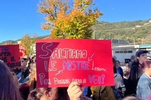 Gli studenti delle scuole superiori di Carrara manifestano per lo stato degli edifici scolstici e parlano con il sindaco di Carrara, anche se le competenze sulle scuole superiori sono della Provincia