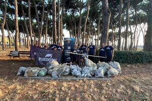 Plastic Free onlus con le piccole Clotilde e Agnese ripulisce la pineta a Marina est