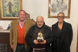 Coldiretti Massa Carrara: la  nuova statuina della casara tecnologica consegnata a vescovo Mario Vaccari