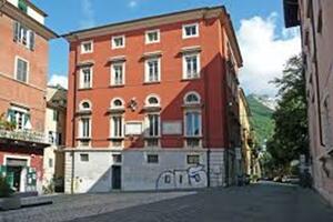 Arriva la gru per rifare la copertura dei solai di Palazzo Rosso: divieto di sosta in via del Plebiscito e in  un tratto di Via Roma il 17 e il 18 dicembre