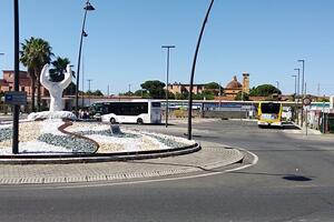 Stazione di Massa, traffico selvaggio al capolinea: bus e taxi bloccati dalle auto. Appello a Comune e Municipale: «Servono controlli e segnaletica luminosa»