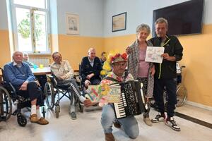Gli stornelli dei Cantori del Maggio della Pubblica Assistenza di Bergiola Maggiore  a rallegrre gli ospiti delle rsa di Massa