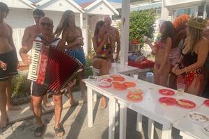 Romagna mia! Ah no...siamo sul Tirreno: ferragosto al suono della fisarmonica di Gianni di San Giuliano
