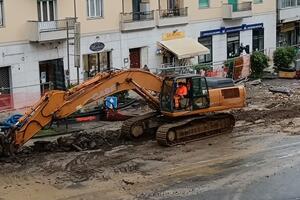 Cambiano tutti i sensi di marcia per le nuove chiusure in entrata e uscita da Carrara per i lavori di Canal del Rio: residenti sconcertati da code lunghissime, mancanza di parcheggi e disagi di ogni genere