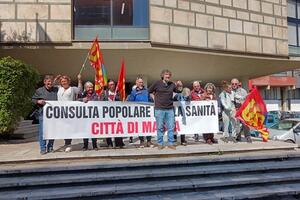 Mancano medici in neuropsichiatria infantile, quasi impossibile prenotare visite e il Monoblocco in stallo: questi e altri i temi nella protesta del sit -in dei comitati per la salute sotto al comune di Carrara