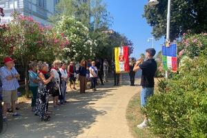 Fiori per ricordare i partigiani caduti e le donne massesi sulla via del sale: omaggio dell'Anpi e del comune in piazza Betti a Marina di Massa