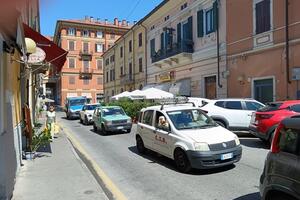 Due auto parcheggiate male e Carrara va nel caos: traffico bloccato fino al viale, odissea per una donna malata di diabete che si recava a Monterosso per le cure