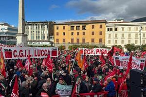 Pd Massa Carrara: migliaia in piazza per la libertà di manifestare, un no forte a ogni deriva autoritaria