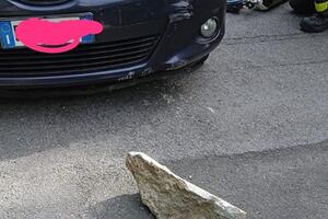 Cade un masso su un&#039;auto in via dei Colli a Massa