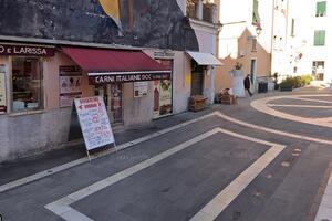 Tragedia nel centro storico di Carrara, trovato morto in casa
