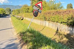Poveromo, cresce il malcontento dei cittadini: incuria, vegetazione fuori controllo e rifiuti abbandonati