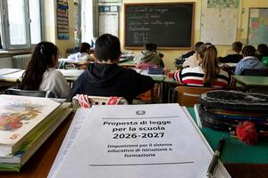 Valditara: "Torniamo a carta, libro e penna. Ma senza rinunciare all'intelligenza artificiale"