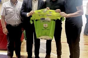 Il ministro dello sport Abodi saluta gli organizzatori del Giro della Lunigiana