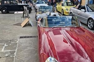 Ruote nella Storia, successo per la decima edizione sulle strade di Massa e Carrara: protagoniste 40 auto storiche