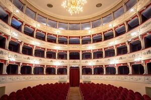 Ancora in aumento la richiesta di abbonamenti e biglietti per gli spettacoli al teatro Guglielmi: legame sempre più forte tra il teatro e la città
