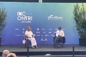 Donzelli respinge gli attacchi della giornalista Claudia Fusani nell'incontro alla Versiliana di Pietrasanta