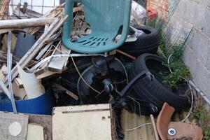 Erp consegna a Massa un alloggio con discarica abusiva nel giardino e molti interventi da fare per renderlo abitabile: la denuncia del content creator Paolo Mattei