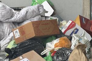 Cumuli di immondizia in piazza Garibaldi a Massa: la rabbia di residenti e commercianti