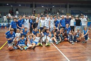 Campionato DR1 Basket: il Cmc Carrara vince in casa sul Monsummano in una giornata che celebra tutte le squadre giovanili della società