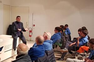 Successo per l'incontro dei ragazzi di AIA Carrara con l'arbitro di calcio internazionale Andrea Colombo