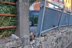 «Crolla la ringhiera del muro di via Turati ad Avenza. Avevo denunciato da tempo la situazione di pericolo»
