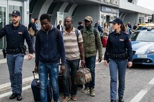 Massa, allontanati tre stranieri pericolosi: la Polizia di Stato ha eseguito i rimpatri di un marocchino e di due tunisini autori di rapine, spaccio e lesioni aggravate